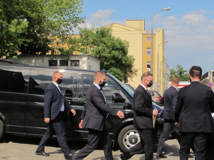 Prezydent Andrzej Duda przyjechał do restauracji przy ul....