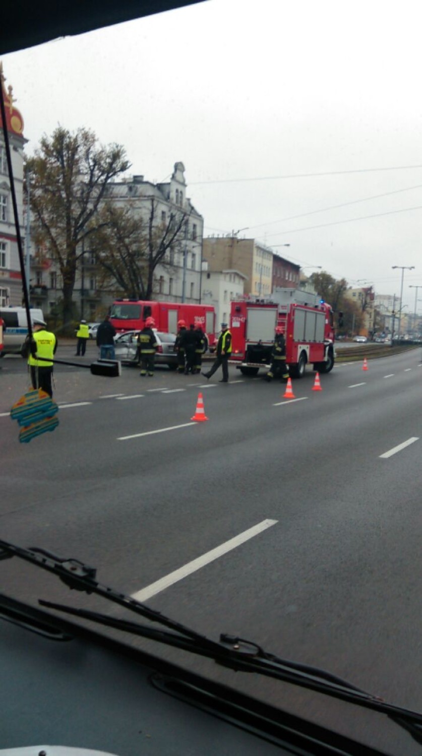 Wypadek na Alei Zwycięstwa. Zderzyły się auto osobowe i tramwaj