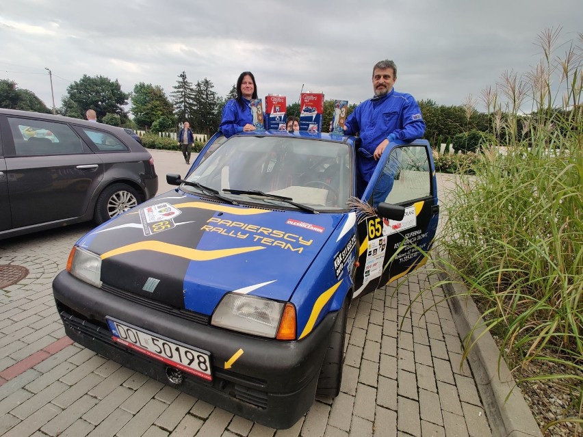 Oleśniczanie Izabela i Grzegorz Papierscy na podium Rally Masters w Świdnicy