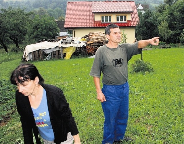 Grażyna i Stanisław Wodejko usuwają zniszczenia z terenu swojej posesji w Łaśnicy. Po przejściu trąby powietrznej ogród przypominał pobojowisko