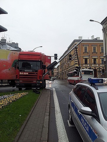 Wypadek w Jarosławiu. Tir wjechał w sygnalizator [zdjęcia]