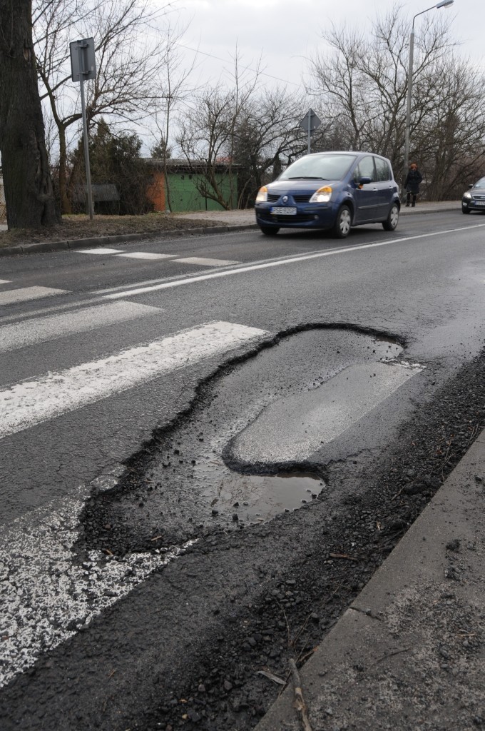 Śrem: dziury w drogach zbierają żniwo. Są uszkodzenia aut