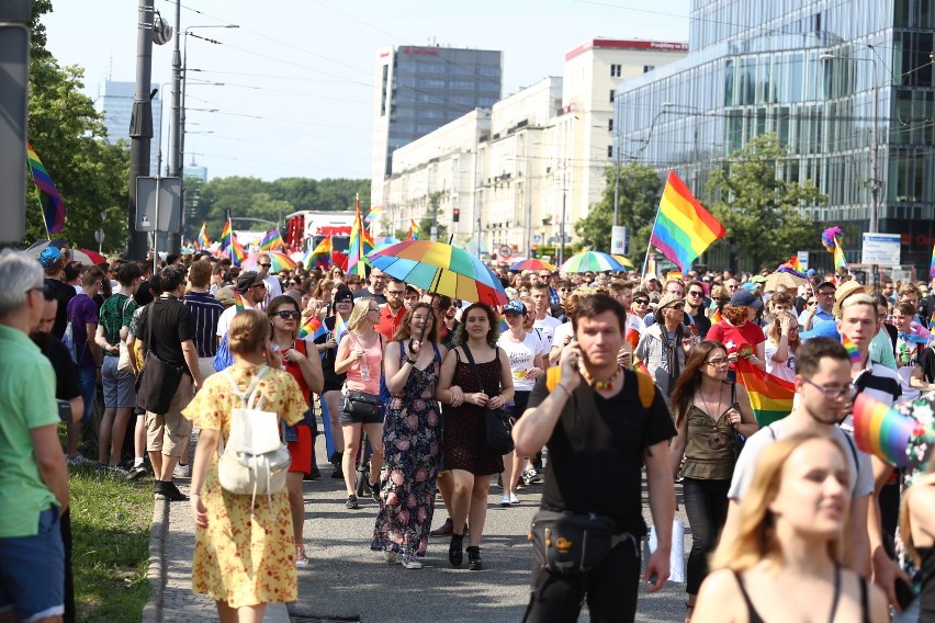 Parada Równości 2019, Warszawa. Tęczowy tłum w centrum...