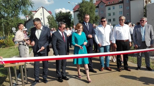 Uroczystego przecięcia wstęgi dokonali między innymi burmistrz Staszowa Leszek Kopeć, posłanka Anna Krupka i staszowski starosta Józef Żółciak.