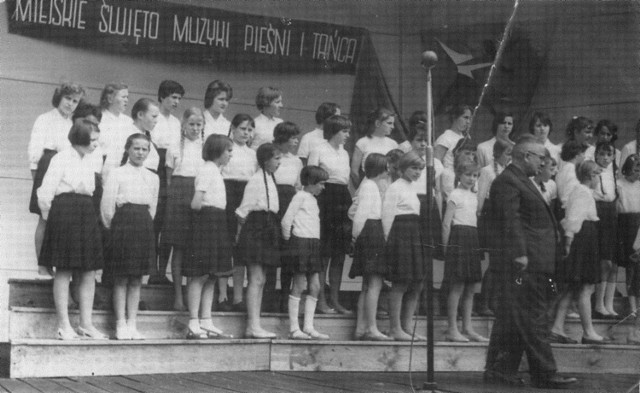 Ta fotografia to prawdziwe cudeńko - pochodzi z 1959 roku, a przekazała nam ją bydgoszczanka pani Halina Wojtowicz. Ona także jest na zdjęciu - trzecia od lewej w najwyższym rzędzie