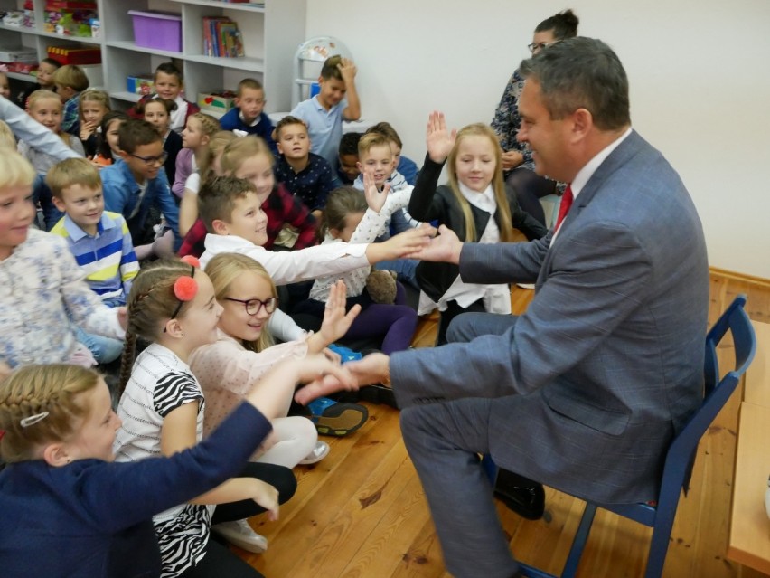 Przedszkolaki zaprosiły burmistrza do wspólnego czytania