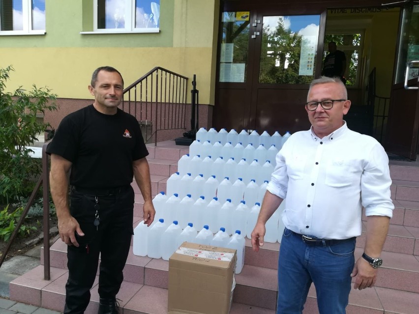 Płyny dezynfekcyjne i maseczki dostarczone do szkół i przedszkoli w Goleniowie i okolicach