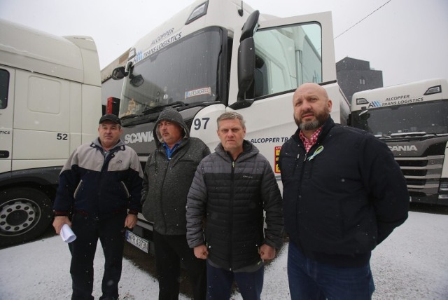 Katowicka firma transportowa Alcopper Trans Logistic zatrudnia bardzo wielu ukraińskich kierowców. Właściciel wspiera tych, którzy pojechali walczyć za ojczyznę

Zobacz kolejne zdjęcia. Przesuwaj zdjęcia w prawo - naciśnij strzałkę lub przycisk NASTĘPNE