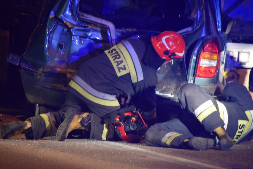 Wypadek na Kleeberg. Samochód osobowy wbił się w naczepę TIR-a. Trasa generalska zakorkowana