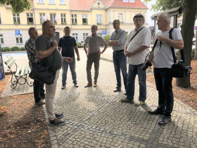 Radni - w odpowiedzi na uwagi mieszkańców - obejrzeli miasto pod kątem wyglądu budynków komunalnych, stanu terenów zielonych i śmieci (20.08.2019).