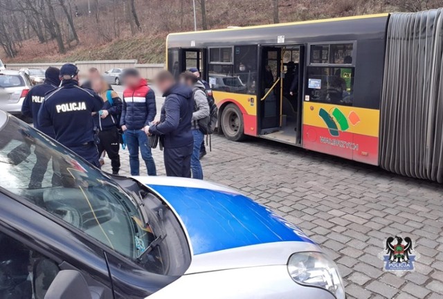 Policjanci zatrzymują autobusy w Wałbrzychu i sprawdzają, czy pasażerowie mają maski