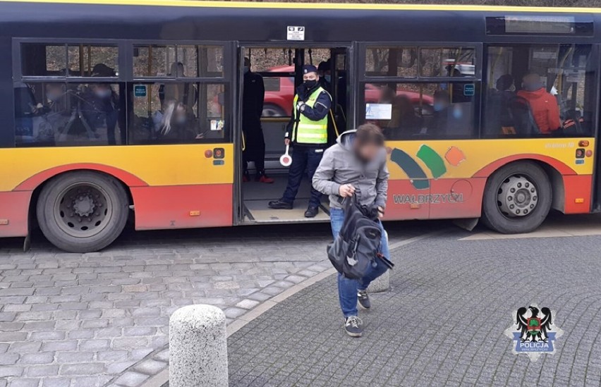 Policjanci zatrzymują autobusy w Wałbrzychu i sprawdzają,...
