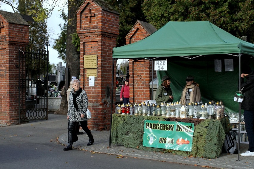 Harcerska akcja ZNICZ w Piotrkowie 2019. Harcerze sprzedają...