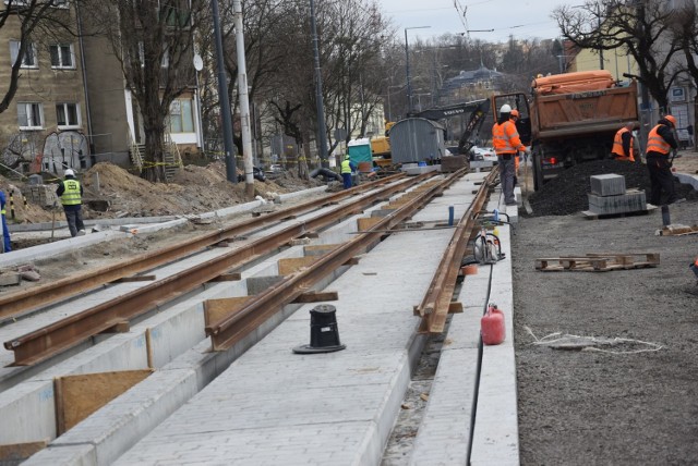 Trwa remont ul. Sikorskiego. Na wysokości ratusza, na placu budowy, widać w końcu „ulicę”. Zbudowane są chodniki, wyłożone zostały już też krawężniki na część dla samochodów. Gołym okiem widać, że prace – choć jest jeszcze trochę do zrobienia - zbliżają się do końca.

Czytaj również: Toalety na stacji nie ma i nie będzie


Parę metrów dalej między ul. Herberta a ul. Hejmanowskiej (dawna Cichońskiego) układane jest już torowisko oraz  kruszywo pod asfalt. Tu i na skrzyżowaniu z ul. Dzieci Wrzesiń - skich i Herberta pojawi się on  lada moment. 

- Do końca marca chcemy skończyć prace na skrzyżowaniu Sikorskiego z Chrobrego. I gdy będziemy układać nawierzchnię w tym miejscu, od razu zrobimy to też od Herberta do Hejmanowskiej – mówił nam Szymon Matusiak z trakcji PRKiI, która wraz z AB Kowno jest wykonawcą przebudowy.

Co jeszcze czeka nas wkrótce  na remontowanych odcinkach w centrum? By dokończyć przebudowę skrzyżowania koło katedry, lada moment na kilka dni trzeba będzie zamknąć wjazd z ul. Chrobrego w Pocztową. Poza tym na początku kwietnia na chwilę trzeba będzie jeszcze zamknąć pas jezdni od mostu w kierunku Arsenału. Wykonawca będzie wtedy kończył nawierzchnię drogi. Jeszcze przed  Wielkanocą ruch aut będzie odbywał się dwoma pasami ul. Chrobrego.




GORZÓW: Na wąskiej drodze jechał 118 km/h za szybko. Stracił prawo jazdy
