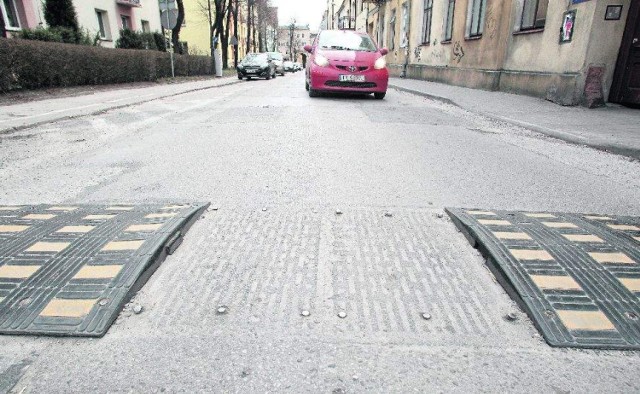 Kierowcy przejeżdżający ulicą Wspólną w Kielcach powinni uważać. Z uszkodzonego progu wystają metalowe śruby. Usterka niebawem ma zostać naprawiona przez firmę Dubr.