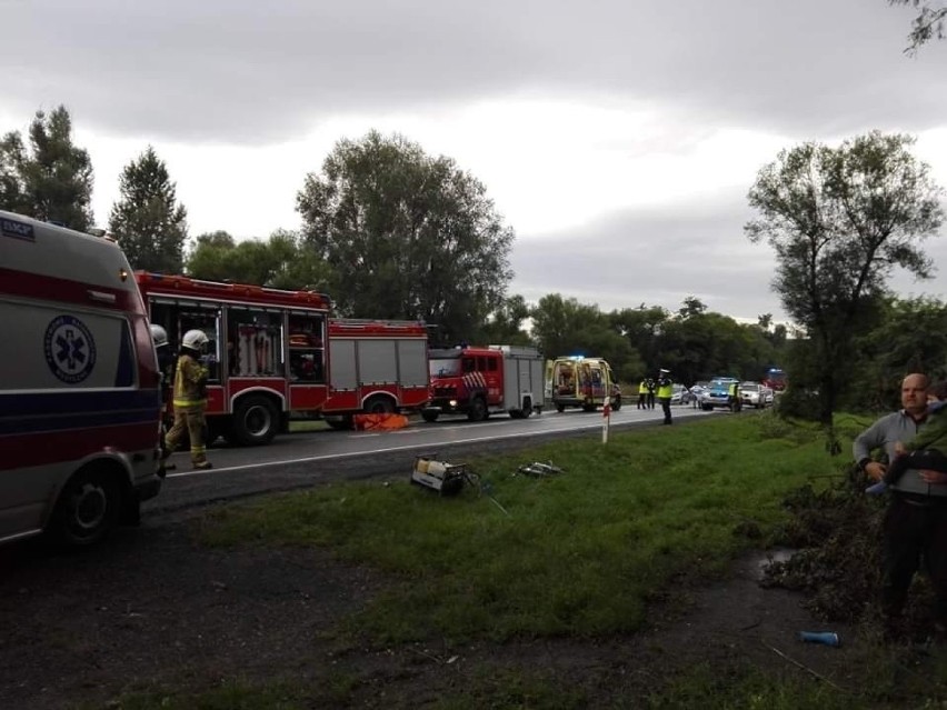 Witowice Górne. Śmiertelny wypadek na DK 75. Autobus zderzył się z osobówką, nie żyje dwóch męzczyzn, trójka dzieci poważnie ranna