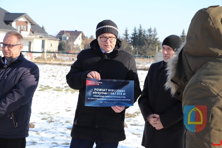 Rządowy Fundusz Rozwoju Dróg 2023. Pięć samorządów w powiecie wieluńskim z dotacjami. W Wydrzynie wręczono symboliczne "czeki" FOTO 