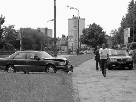 Na skrzyżowaniu ul. Worcella i al. Armii Krajowej kierowca poloneza nie ustąpił pierwszeństwa przejazdu i zderzył się z mercedesem. foto: JAKUB MORKOWSKI