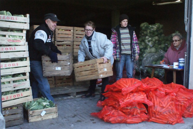 Warzywa i owoce wydaje Dąbrowskie Stowarzyszenie Rodzin w Kryzysie