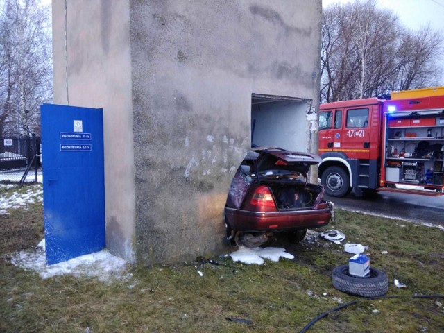 Samochód osobowy wjechał w budynek stacji transformatorowej