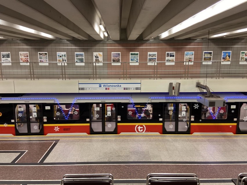 Świąteczne metro wyjechało na tory. W tym roku składy są przyozdobione tylko symbolicznie