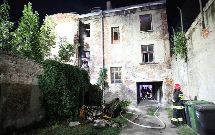 Pożar w kamienicy przy ul. Drewnowskiej w Łodzi [ZDJĘCIA]