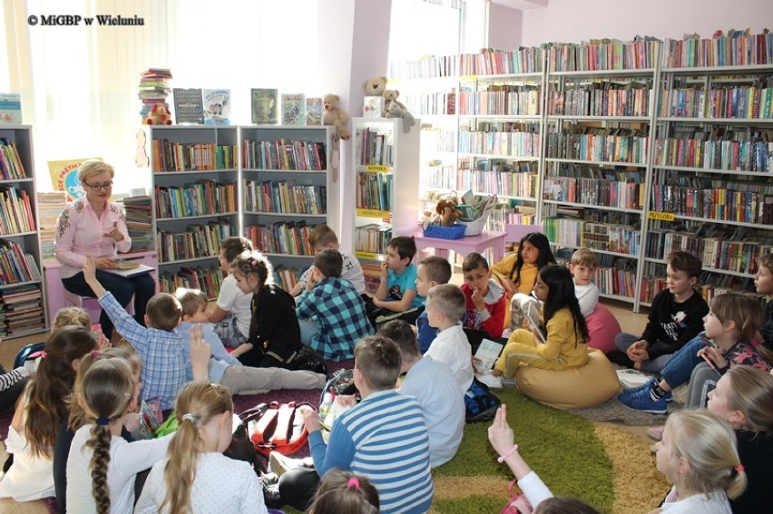 Wieluńska biblioteka zainaugurowała projekt literacki „Czytanie zbliża” [FOTO]