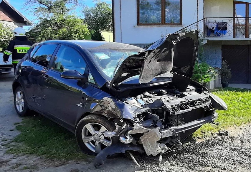 Wypadek na drodze pod Nowym Sączem. Auto rozbite. Żelbetonowy słup złamany