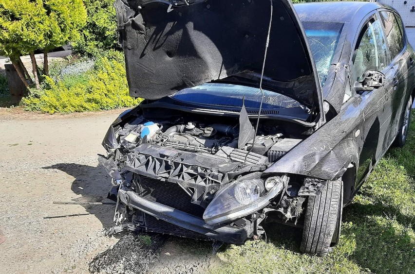 Wypadek na drodze pod Nowym Sączem. Auto rozbite. Żelbetonowy słup złamany