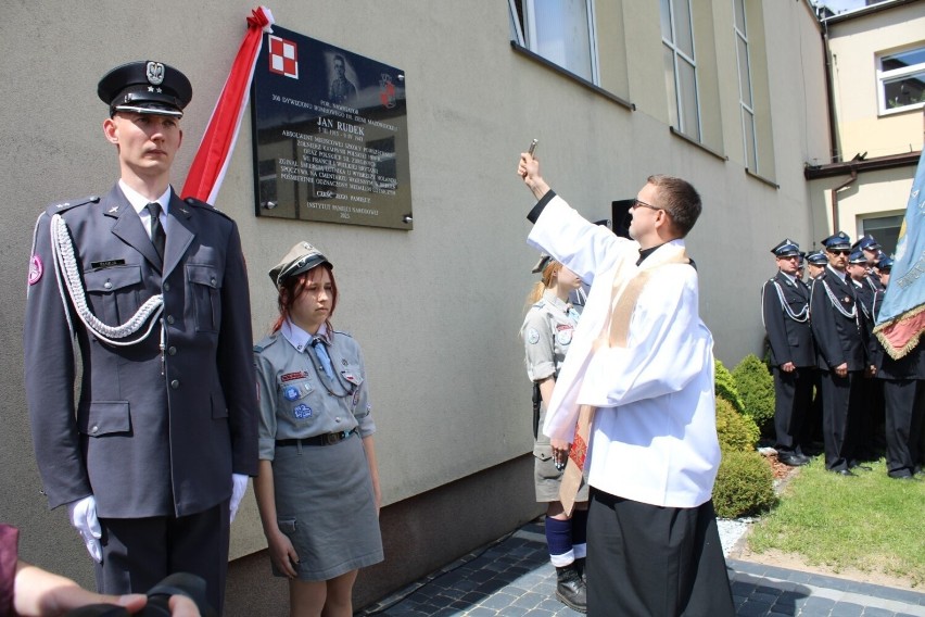 Gmina Radomsko. W Płoszowie odsłonięto tablicę...