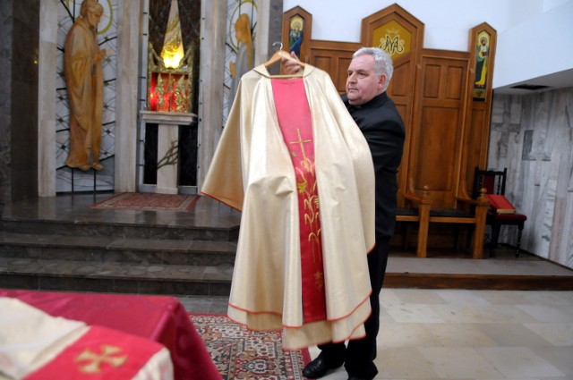 Ks. Ryszard Jurak prezentuje ornat, w którym papież 25 lat temu odprawiał mszę na Czubach