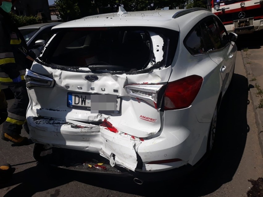 Laweta zderzyła się z samochodem osobowym na wjeździe do Wrocławia [ZDJĘCIA]