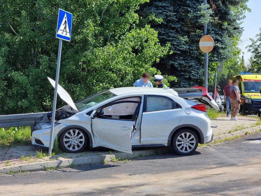 Przemyśl. Kierujący audi nie ustąpił pierwszeństwa i zderzył się z hondą [ZDJĘCIA]