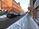 Uwaga na oblodzone drogi i śnieg zalegający na poboczach. W wielu dzielnicach chodniki zniknęły pod zalegającym śniegiem