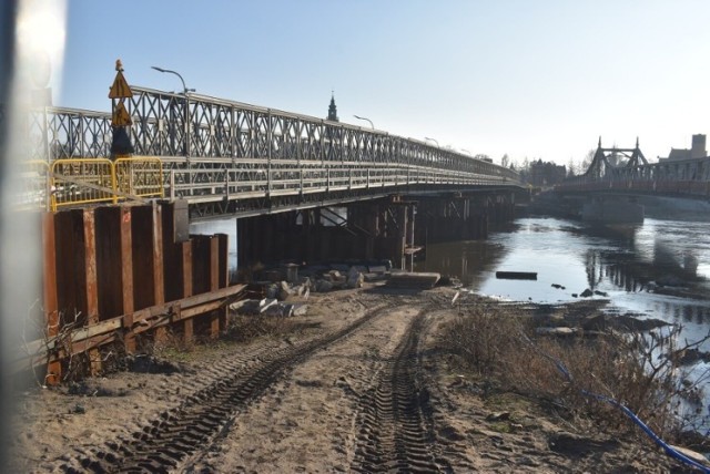 Prace związane z podnoszeniem mostu na Odrze w Krośnie Odrzl