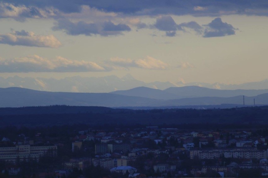 Widok na górską panoramę z Widnicy w powiecie miechowskim...