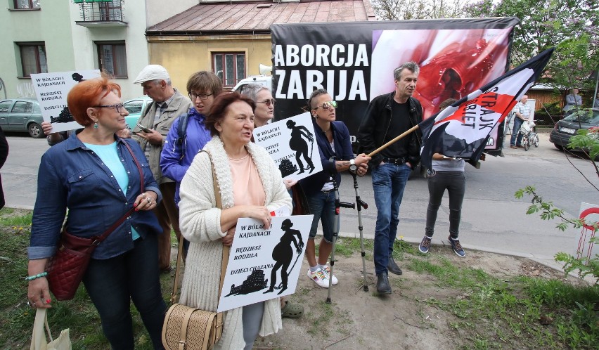 Protest w sprawie profesora Chazana przed Wydziałem Nauk o Zdrowiu w Kielcach. Media i protestujący wyproszeni    