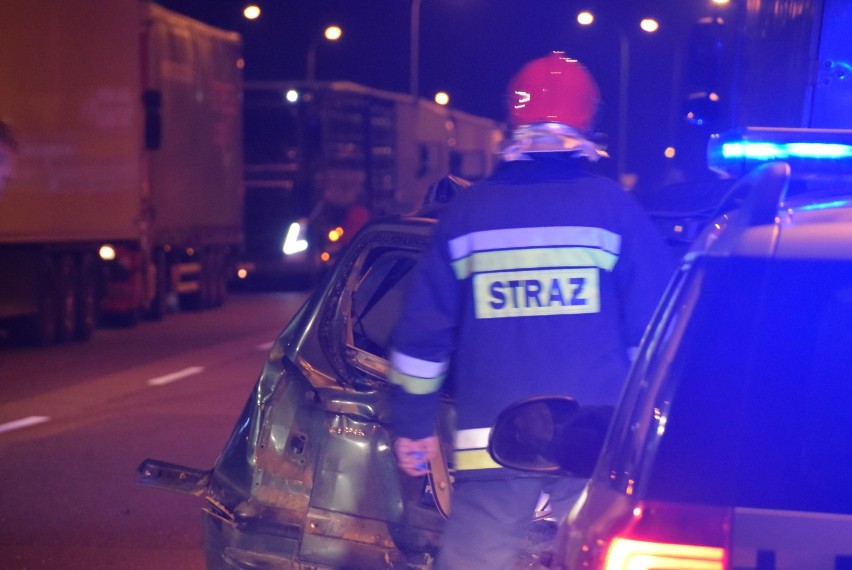 Wypadek na Kleeberg. Samochód osobowy wbił się w naczepę TIR-a. Trasa generalska zakorkowana