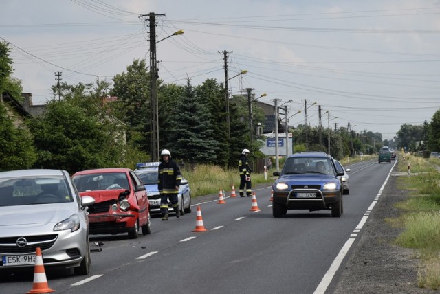 W piątek, 21 czerwca w Mokrej Prawej doszło do wypadku z udziałem trzech samochodów osobowych. Trzy osoby odniosły obrażenia i zostały odwiezione do szpitala.