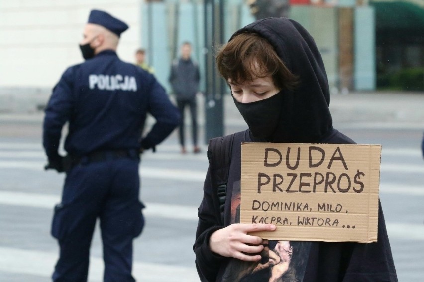 Młodzi ludzie protestowali we Wrocławiu przeciwko homofobii [ZDJĘCIA]
