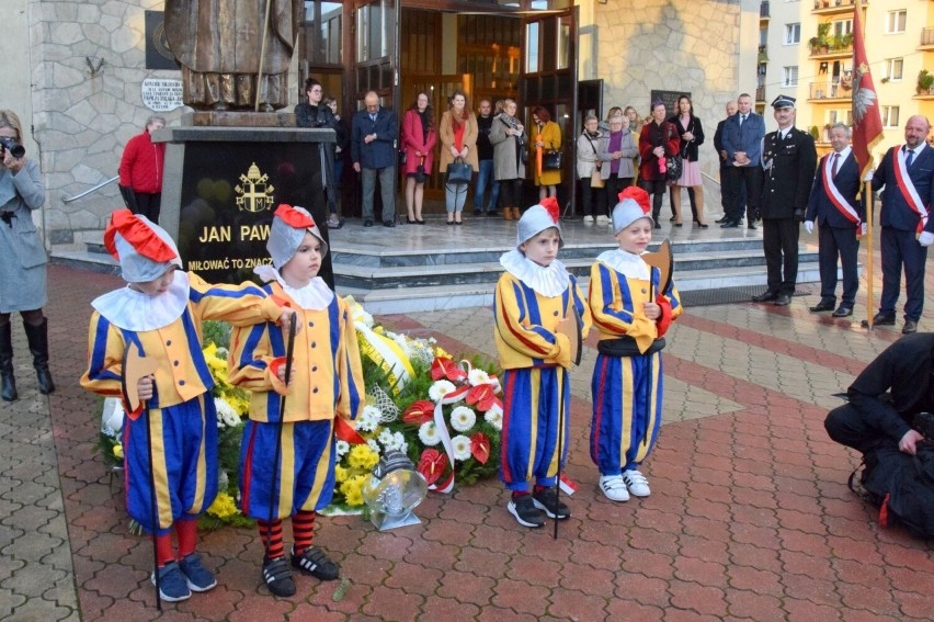 Kwiaty zostaną złożone przed pomnikiem Jana Pawła II w...