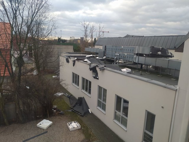 Wichura uszkodziła dach auli szkoły muzycznej w Szamotułach