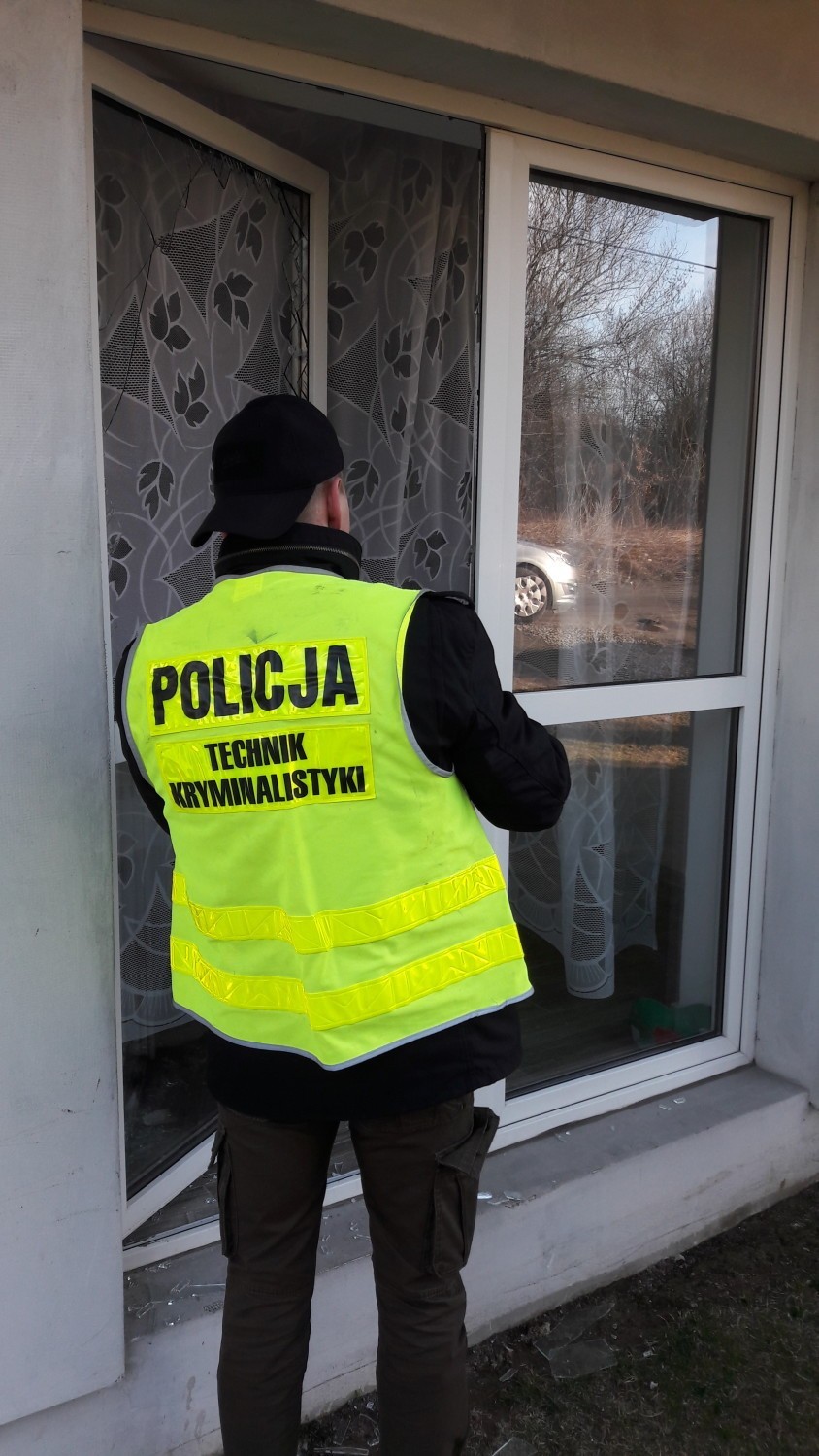 Brzesko. 27-letni diler próbował pozbyć się narkotyków wyrzucając je przez okno, teraz jest w areszcie