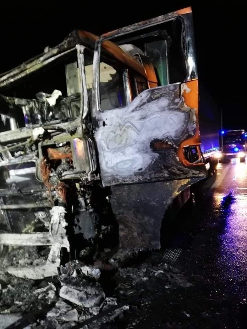 Na autostradzie A4 zapaliła się ciężarówka. Węzeł Wrocław Wschód był zablokowany przez kilka godzin [ZDJĘCIA]