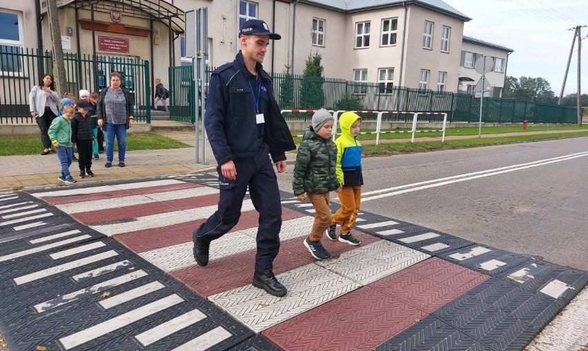 Trwa akcja „Bezpieczna droga do szkoły” prowadzona przez policję z Poddębic ZDJĘCIA
