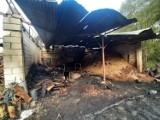 Pożar składu drewna w gminie Gomunice. W nocy strażacy gasili też pożar samochodu w gminie Gidle