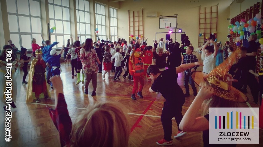 Zabawa choinkowa odbyła się w Zespole Szkolno-Przedszkolnym w Złoczewie. Była oddzielna zabawa dla klas młodszych i starszych ZDJĘCIA