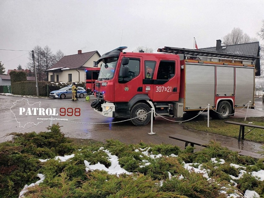 Na stawach pod Krakowem dziwny zapach i plamy na wodzie. Do gminy Michałowice wezwali grupę ratownictwa chemicznego