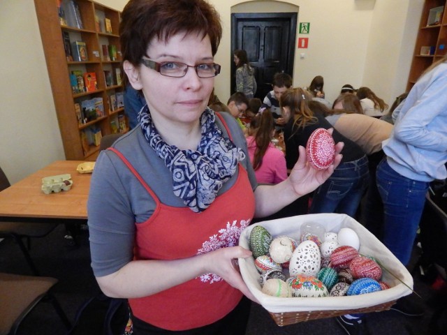 Twórczyni ludowa zachęcała dzieci do podtrzymania tradycji ręcznego ozdabiania jaj. - Kroszonka reprezentuje nas już chyba na całym świecie - mówiła pani Sabina Karwat.

