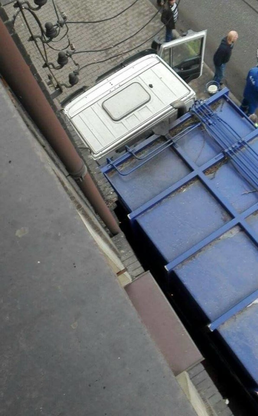 Śmieciarka wjechała w blok w Zabrzu